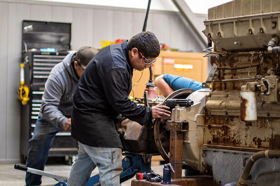 火博体育 students working on a large diesel engine